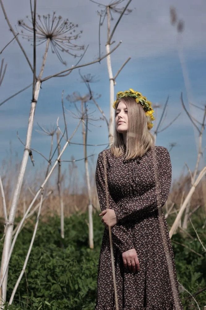 Девушка в полях