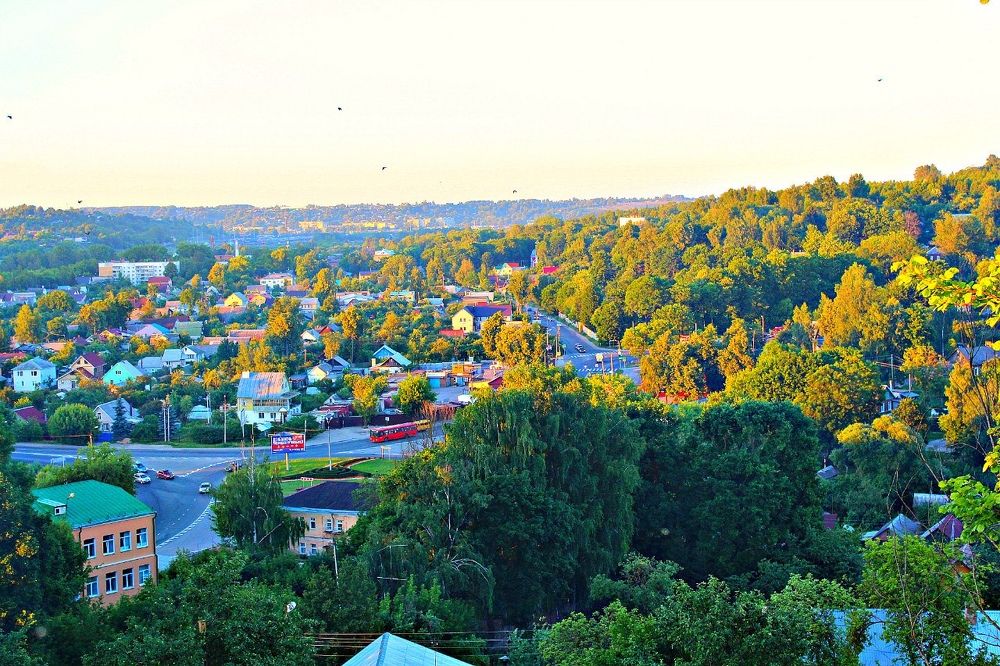 Вид на город Смоленск с холма за Крепостной стеной.