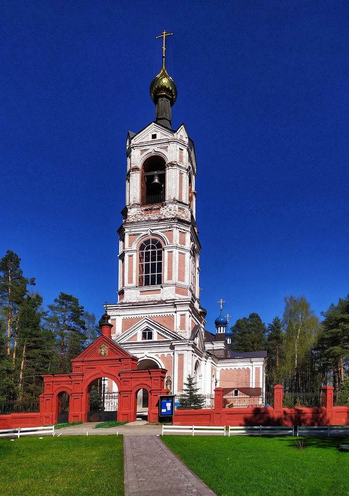 Храм у реки