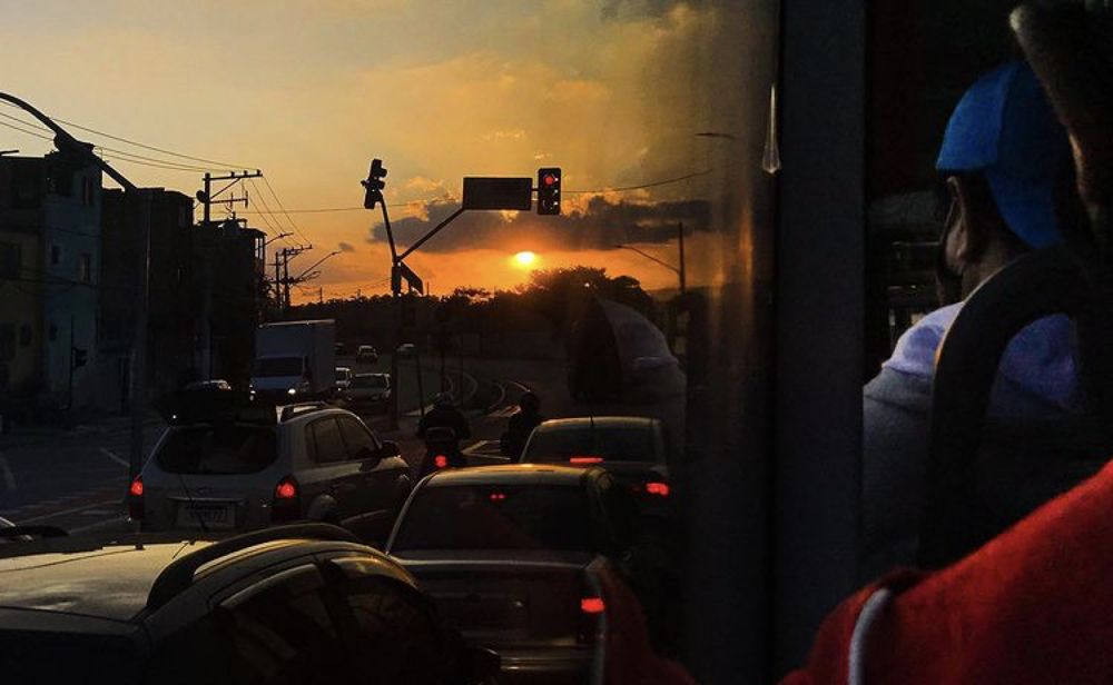 O sol sobre os carros da cidade