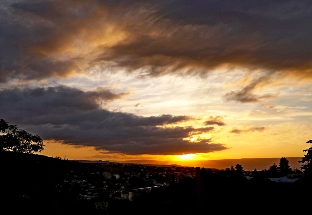 УФ!?    Кроглотил    Небо  и Солнце  -прогллотил...!