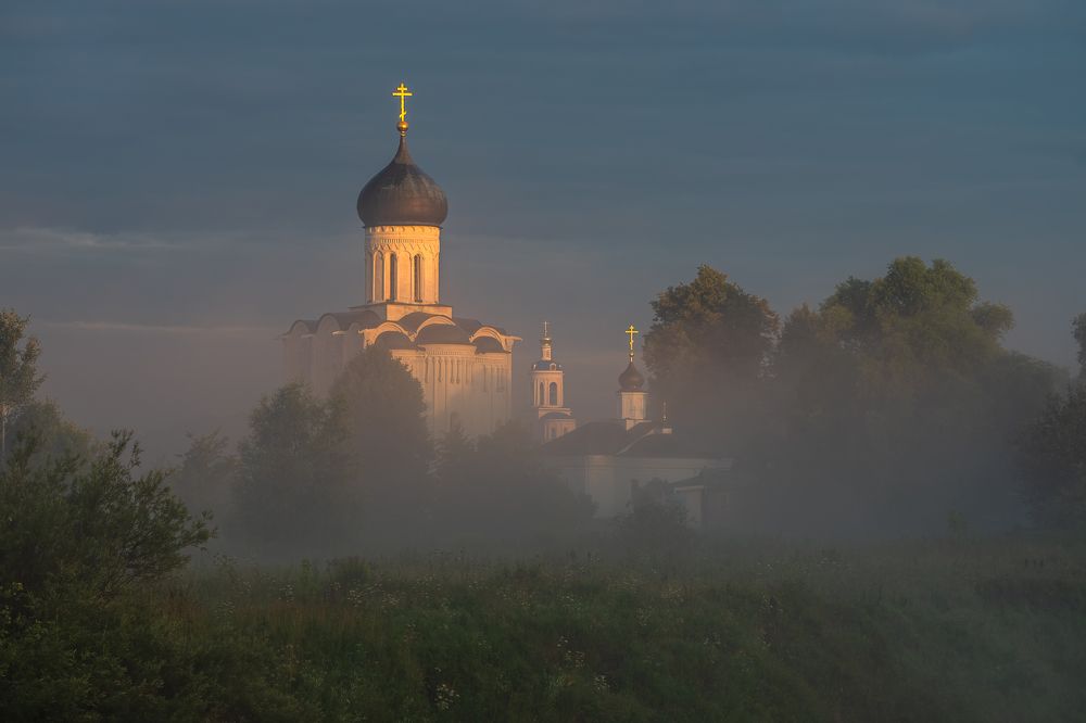 Храм Покрова на Нерли в утреннем тумане