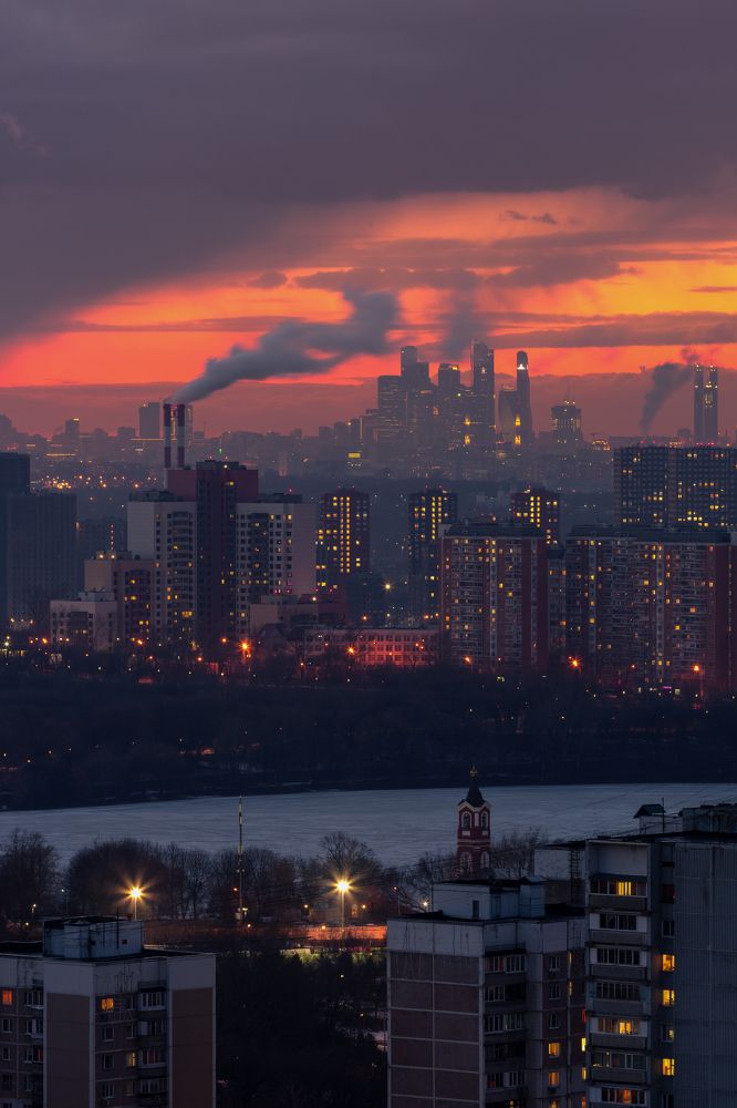 Холодный весенний закат в Москве