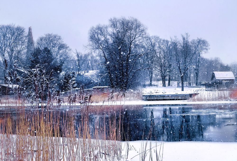 А снег идёт...