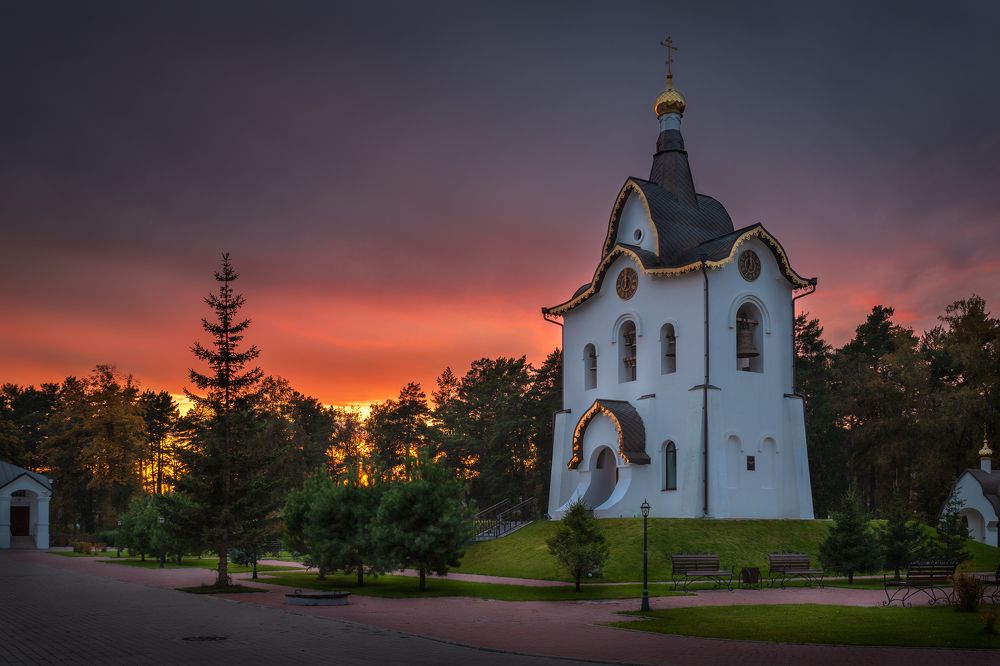 Закат над Свято-Успенским мужским монастырем