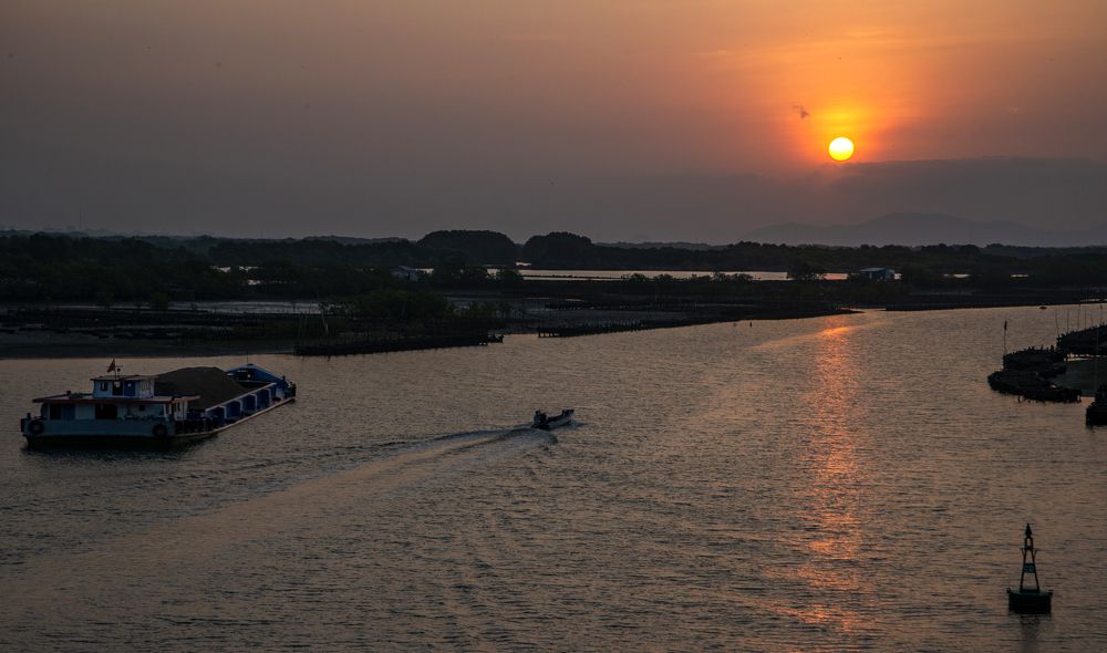 Hừng đông trên sông Dinh