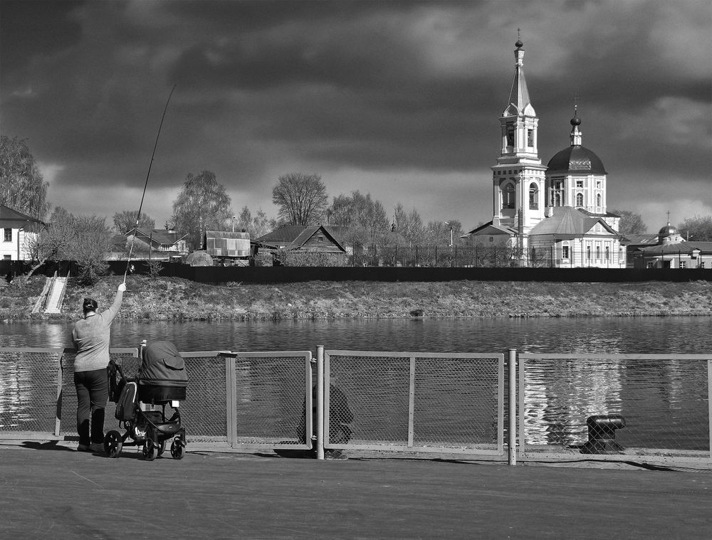 Рыбацкая семья на речном причале