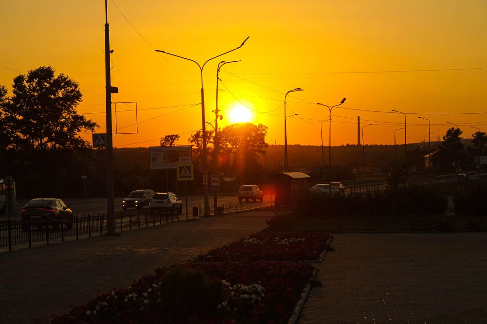 Летний закат в центре города.