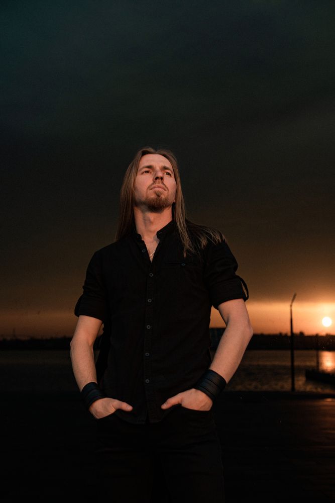 Вокалист хэви метал группы Крылья