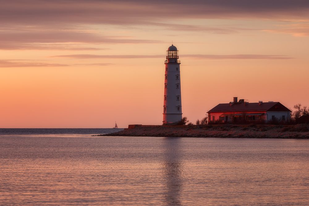 В Севастополь приходит вечер.