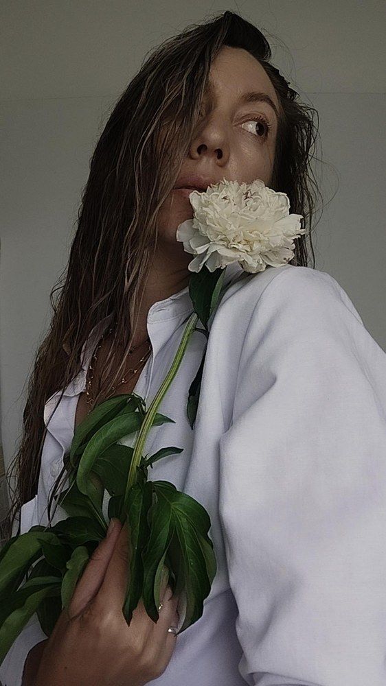 Девушка с пионом