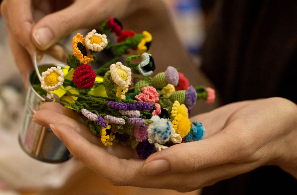 Любимое занятие - вязание миниатюрных цветов.