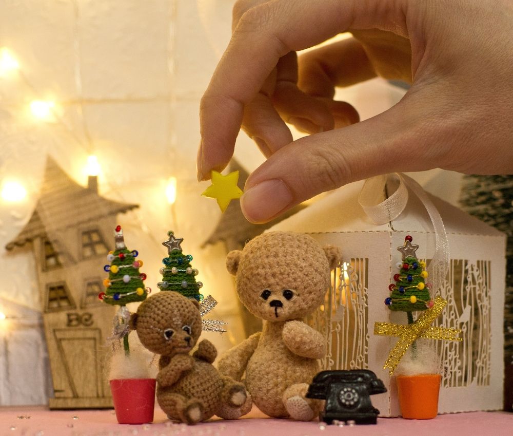 Любимое занятие - вязание миниатюрных игрушек. Медведи +елочки ручной работы.