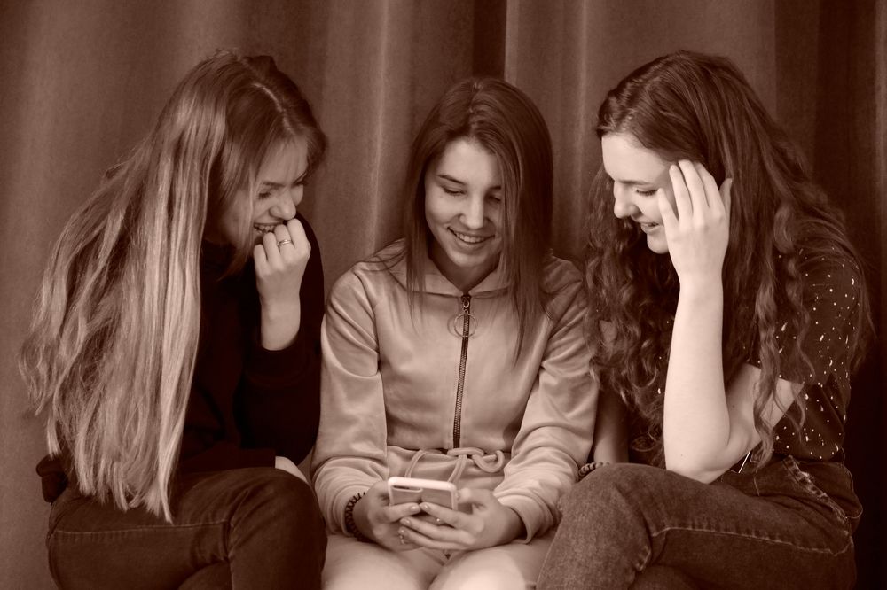 Подруги  изучают сообщение ....