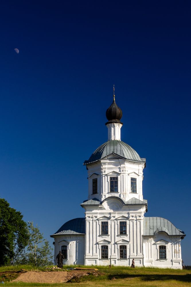 Луна над Крестовоздвиженским храмом