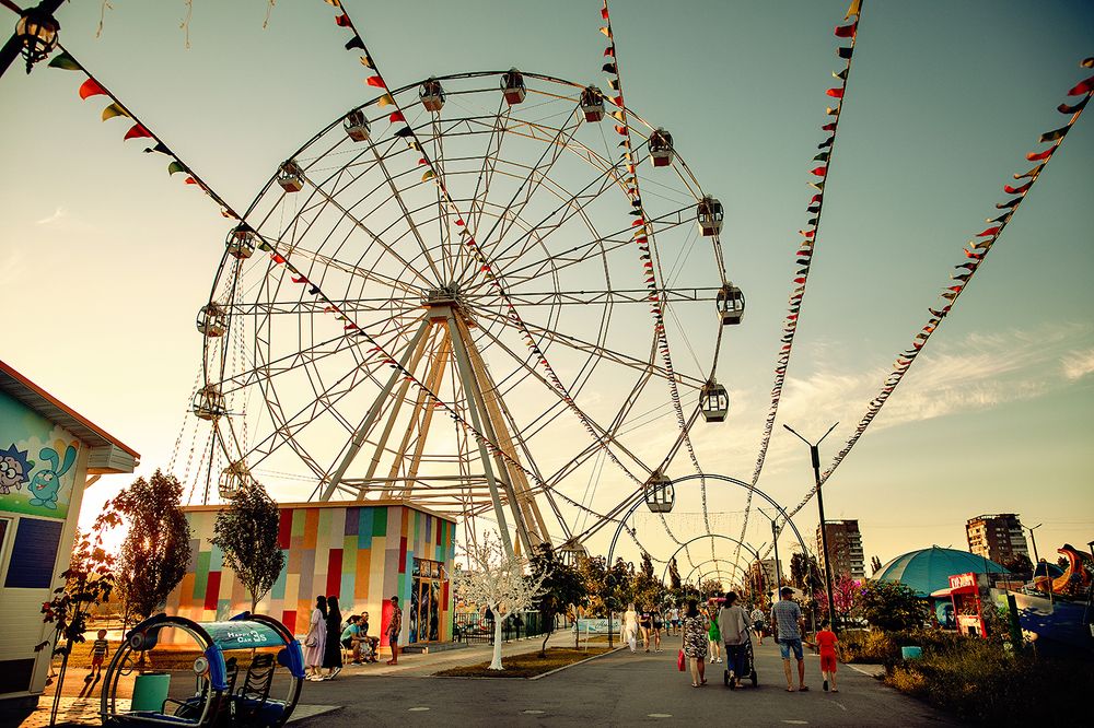 Вечер в парке аттракционов.