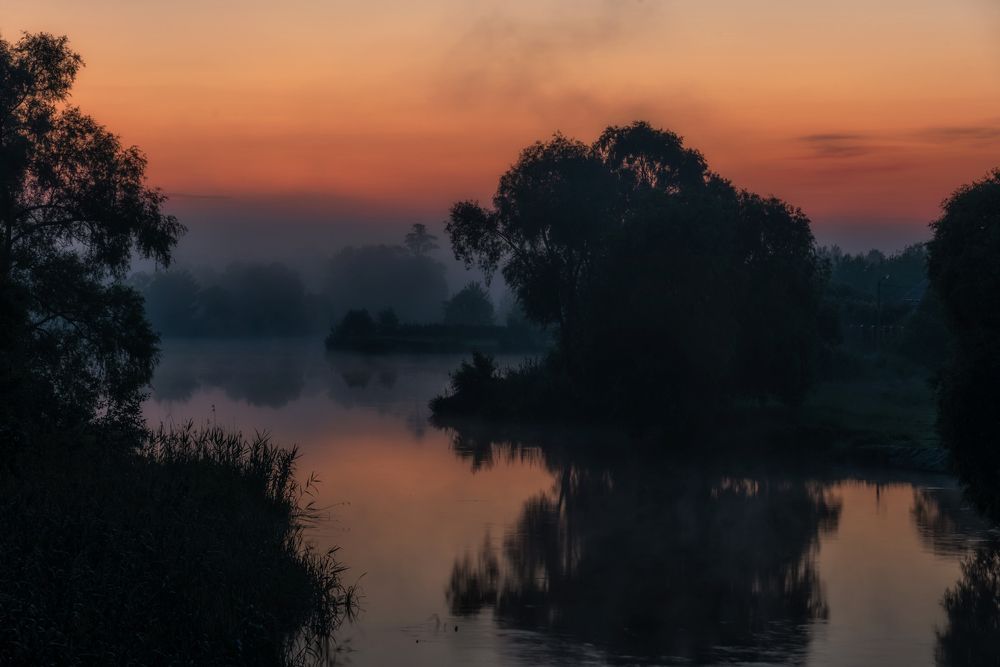 В предрассветной тишине.
