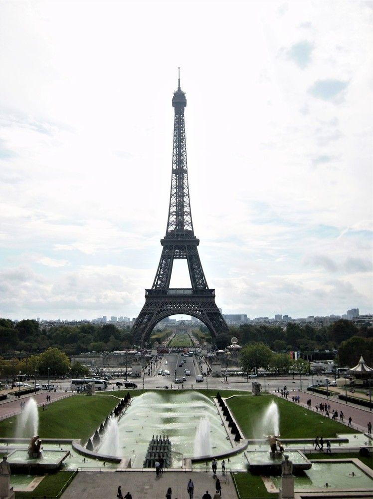 У подножья Ейфелевой башни