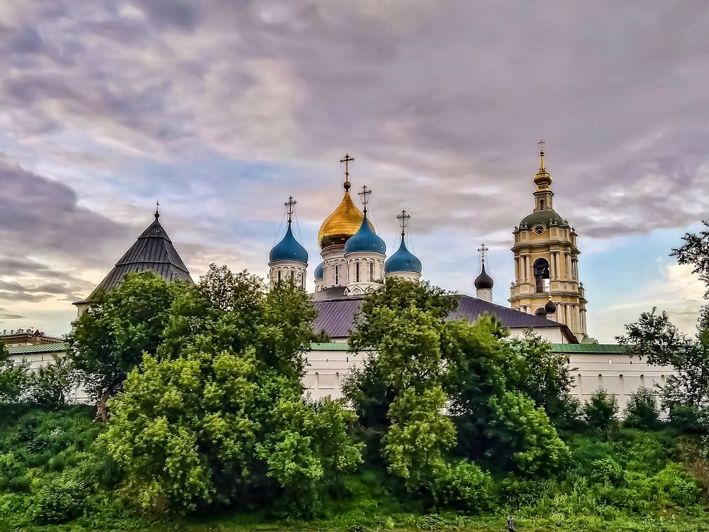 За каменной стеной.