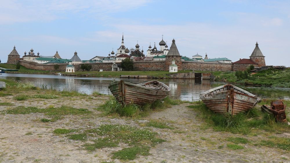 Лодки у монастыря