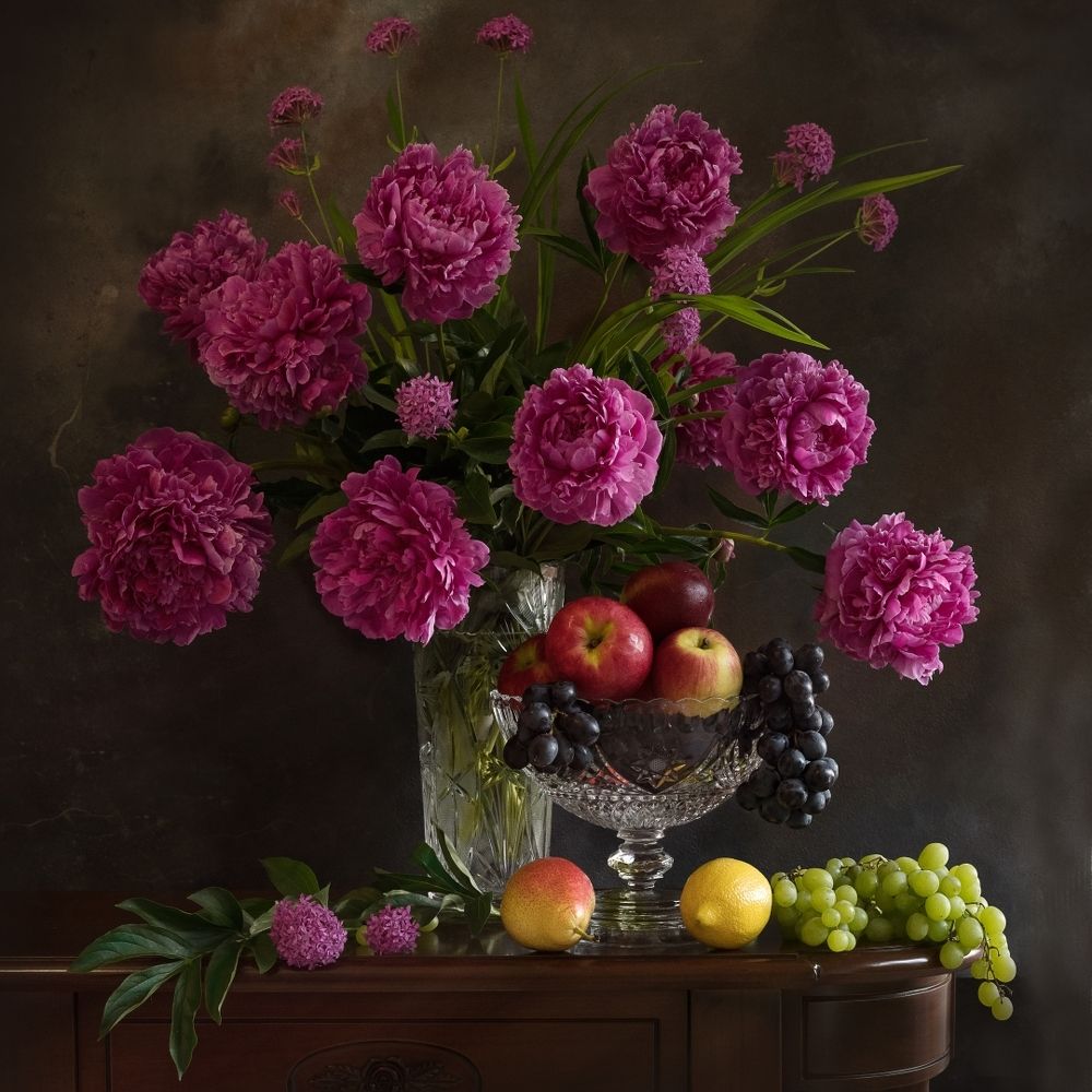 Пионы с фруктами