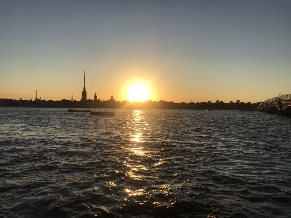 Линия Петропавловской крепости в лучах заката