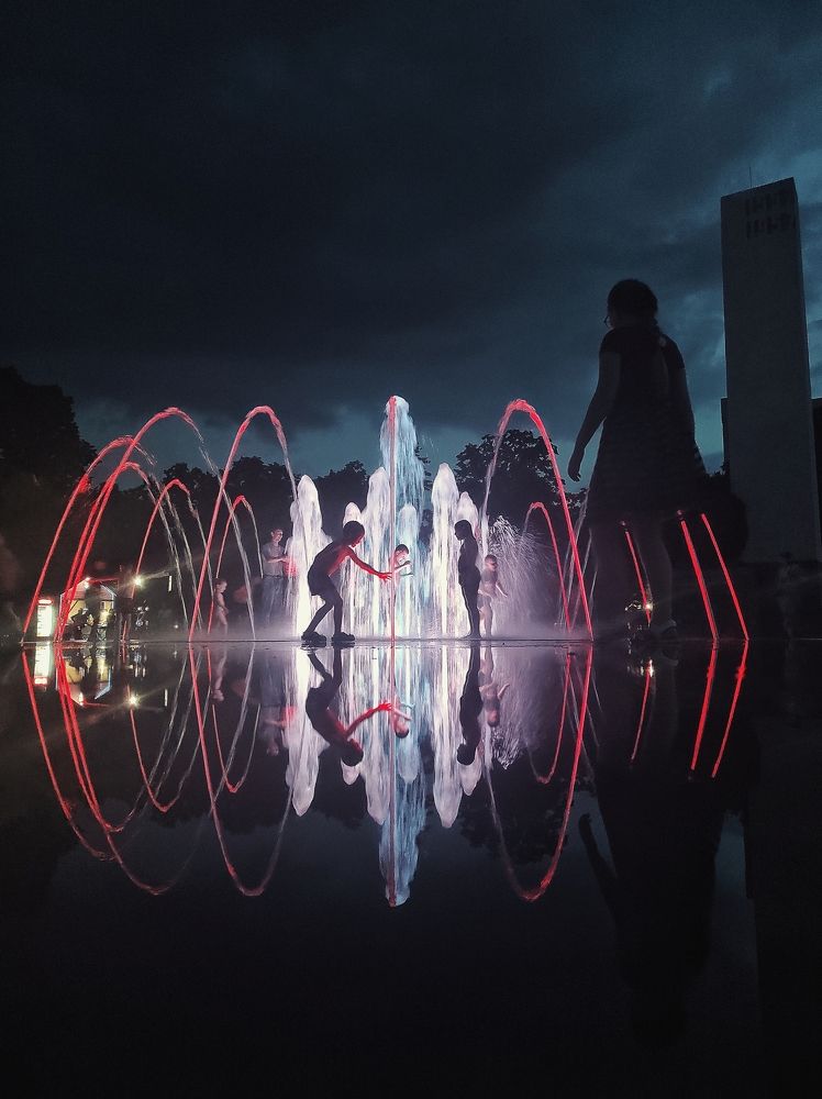 Дети и фонтан