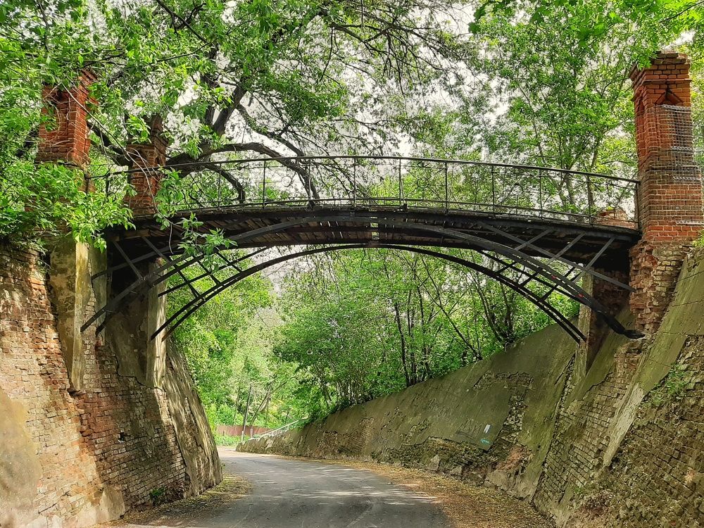 Мост влюблённых в парковой зоне дворца Ольденбургских в Ромоне