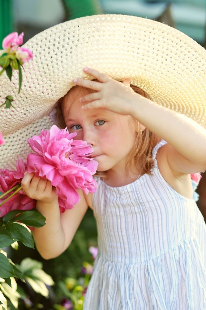 Девочка с пионом