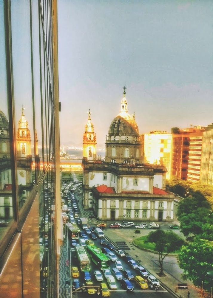 The past reflected in the modern rush