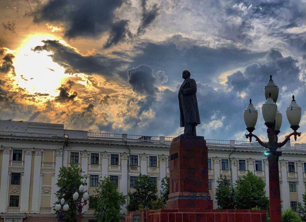 Ленин в Казани на фоне огненного закатного солнца