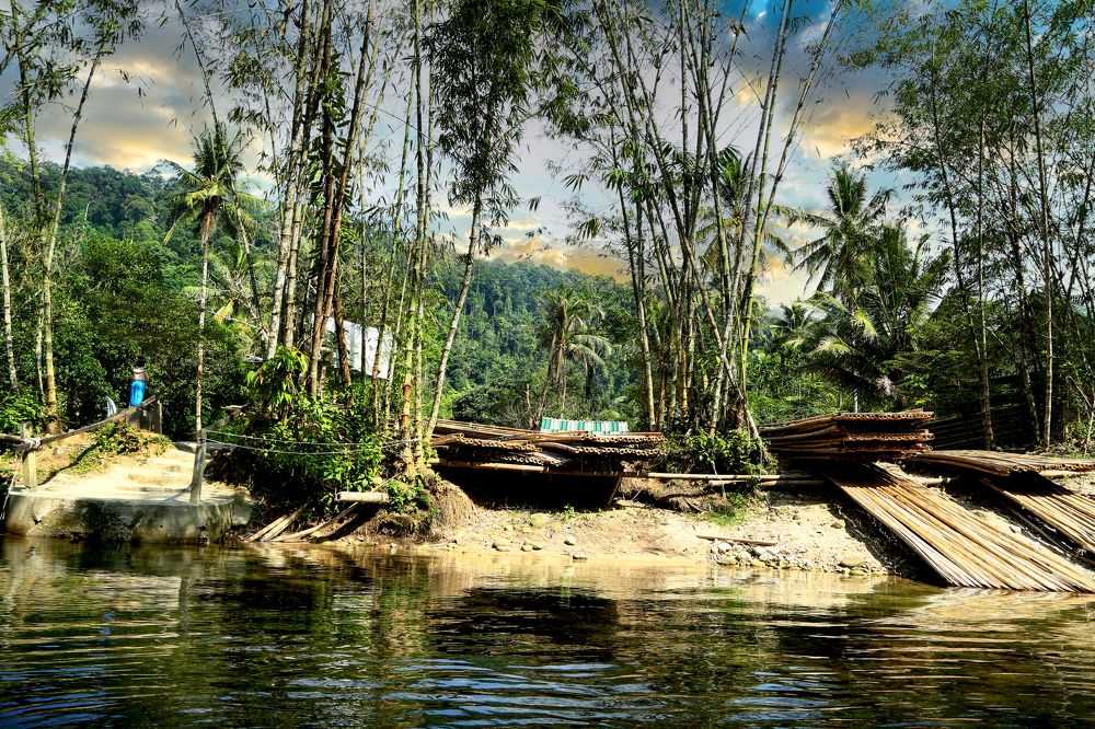 Плоты у реки