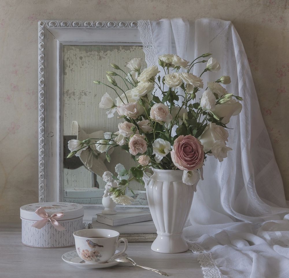 На туалетном столике.