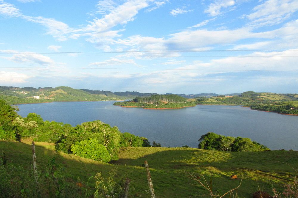 Sob o céu,  um lindo rio!