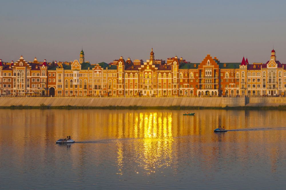 На набережной