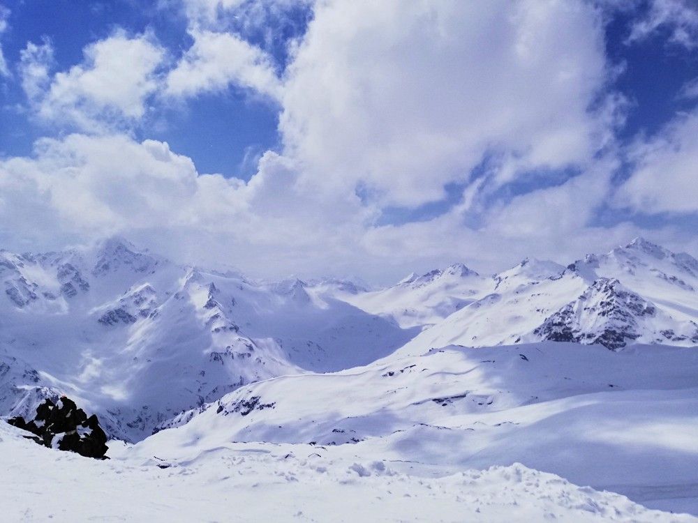 Горы, снег и облака
