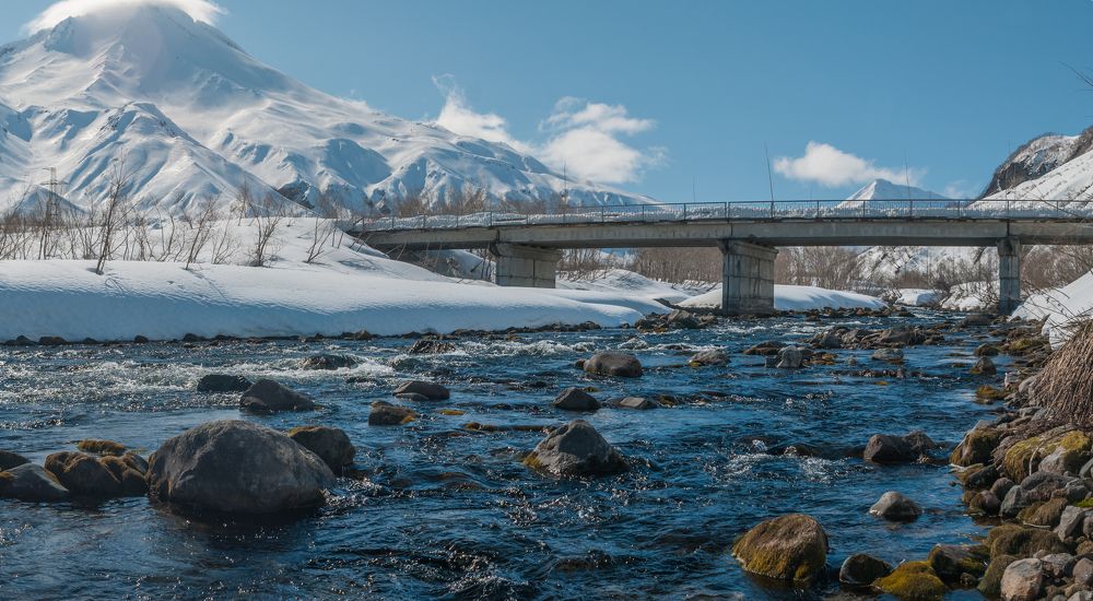 Река среди вулканов
