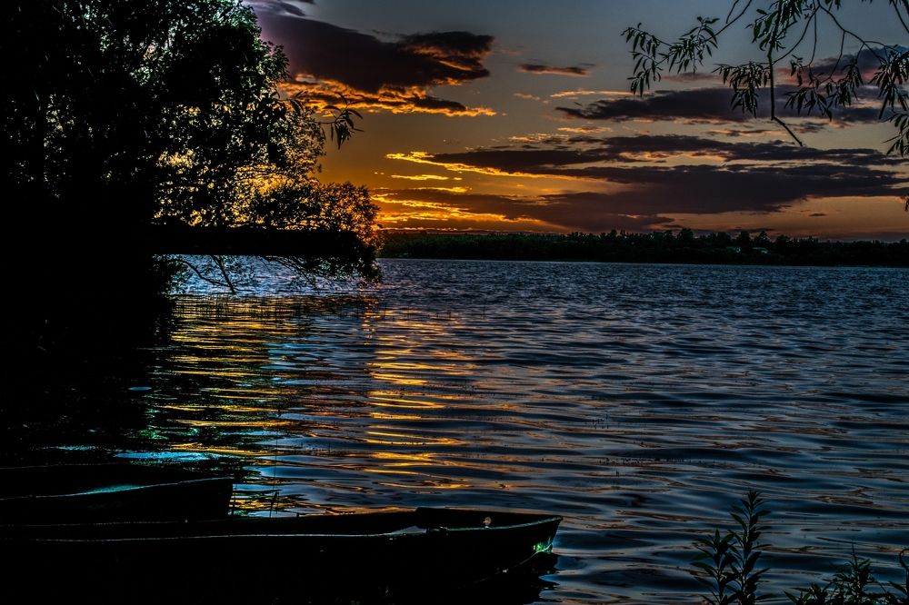 Закончился день.