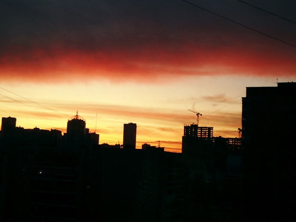 Багровые краски городского заката