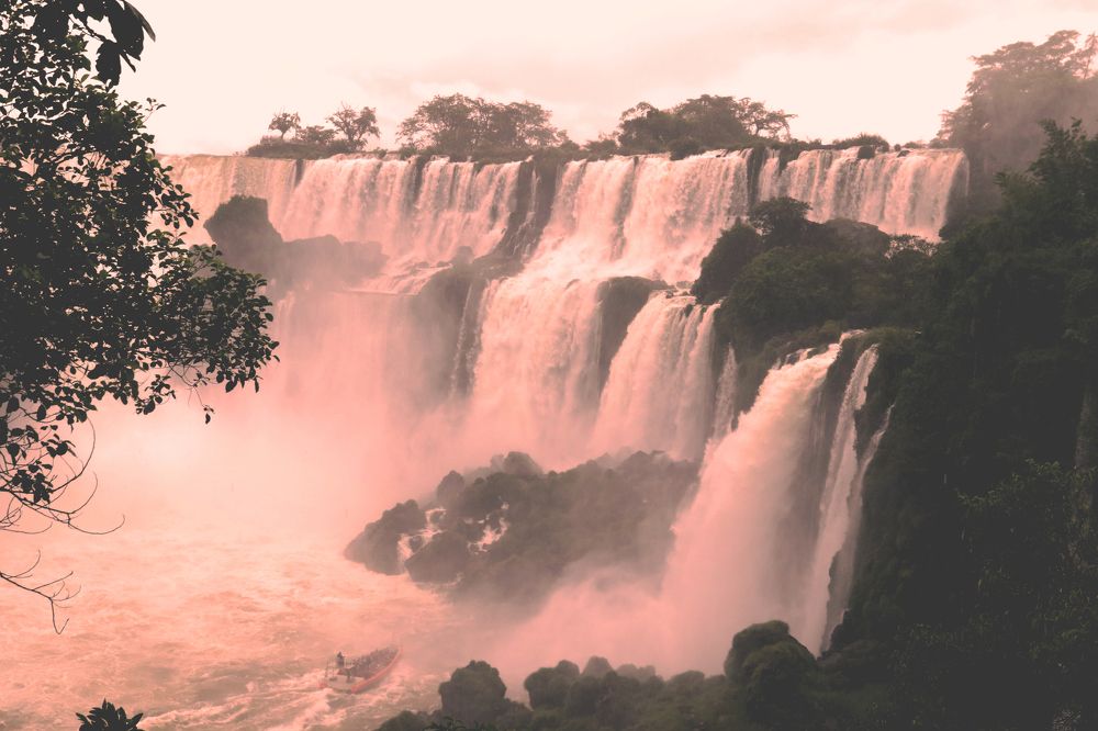 Рассвет на реке Игуасу