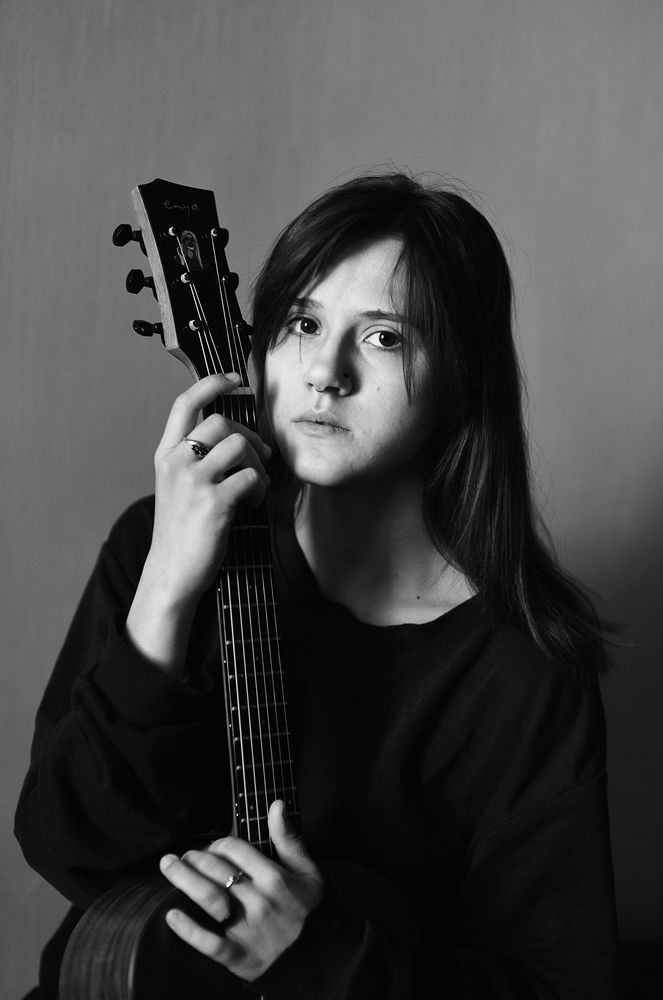 Девушка с гитарой.