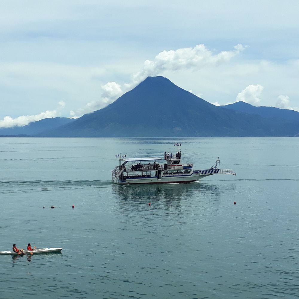 Navegando entre el lago y el volcan