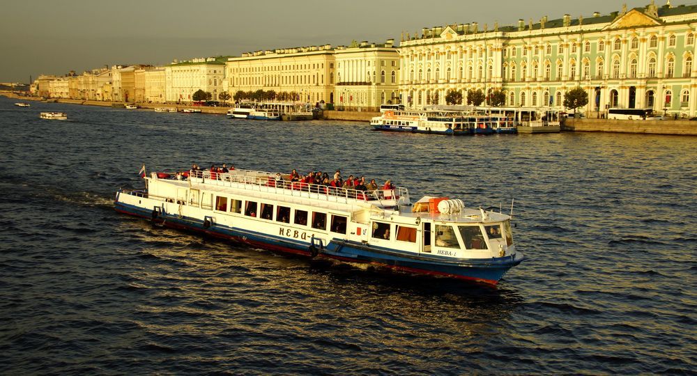 Закат окрасил своими красками Зимний и Неву