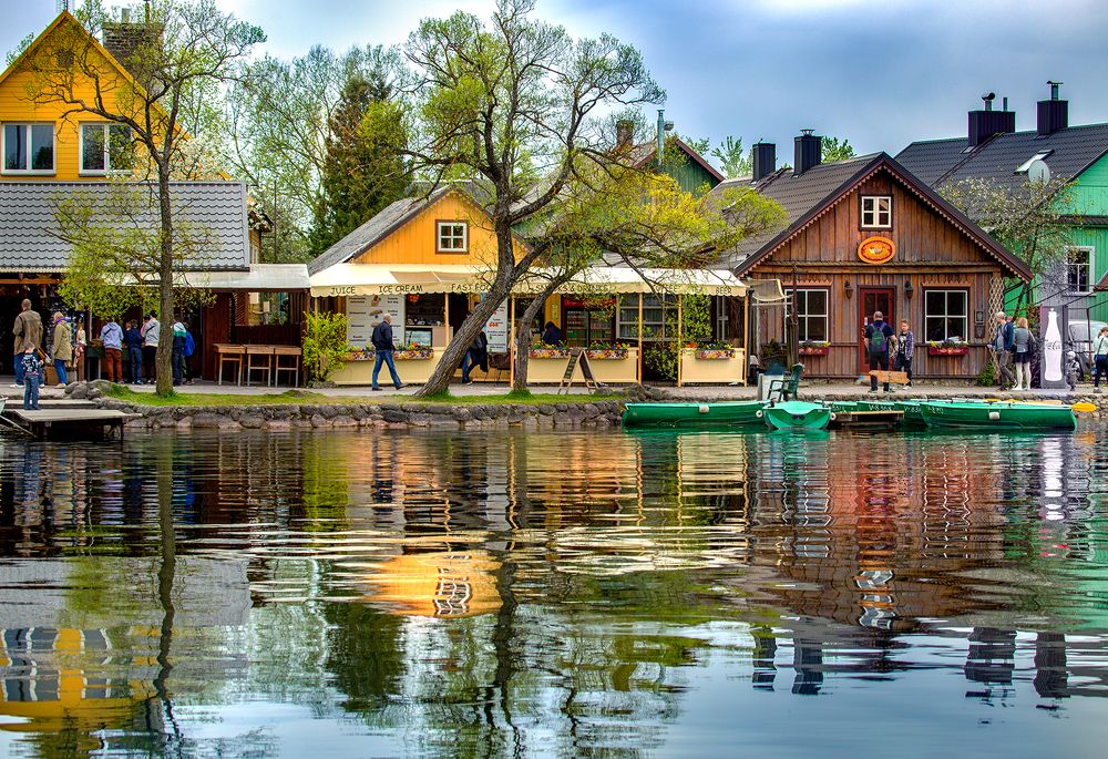Отражаясь в воде.