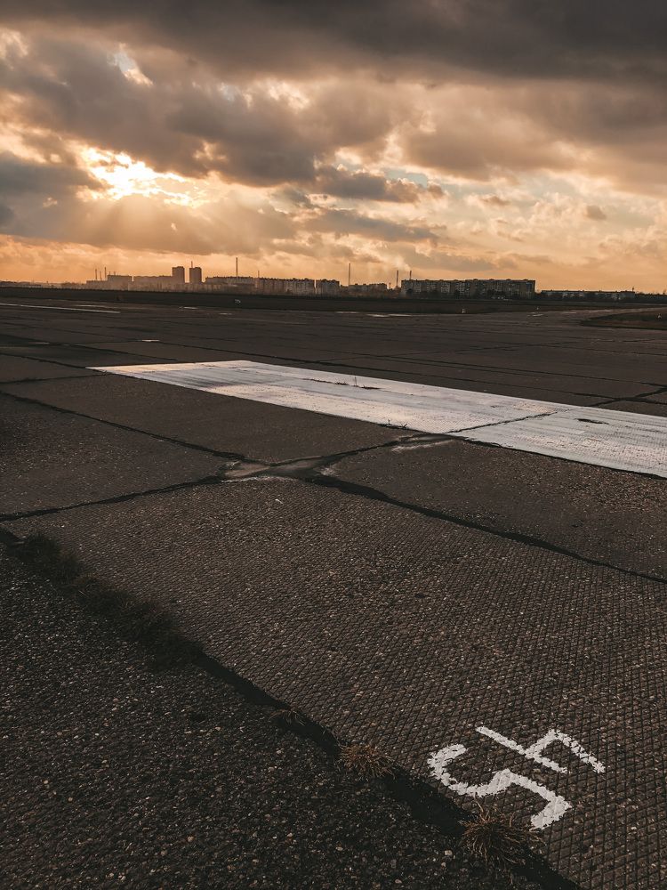 Закат с полосы аэропорта