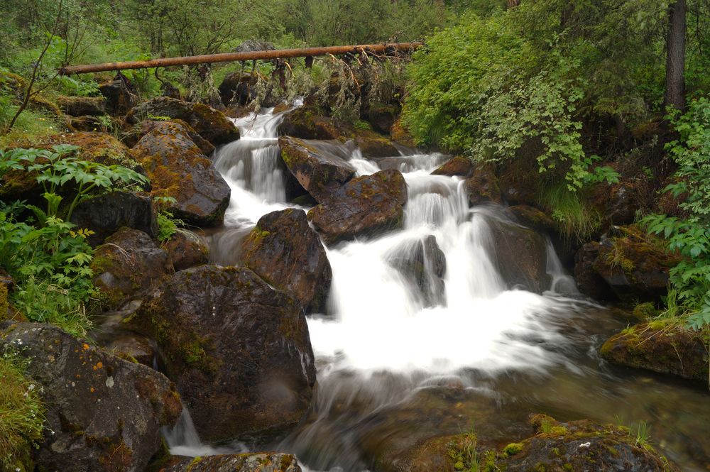 Стремительная река.