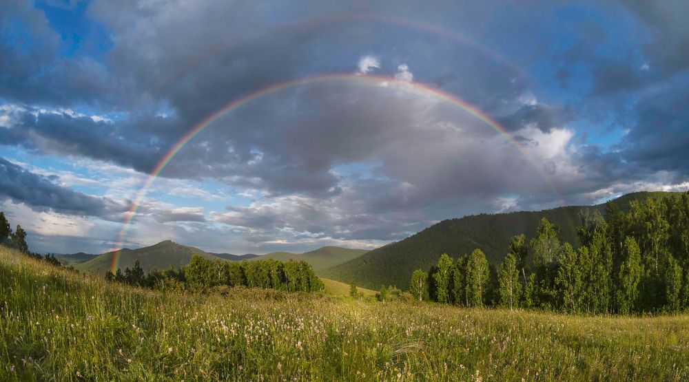 На небе радуга сияет и блестит, лес в сказку погрузился и затих...
