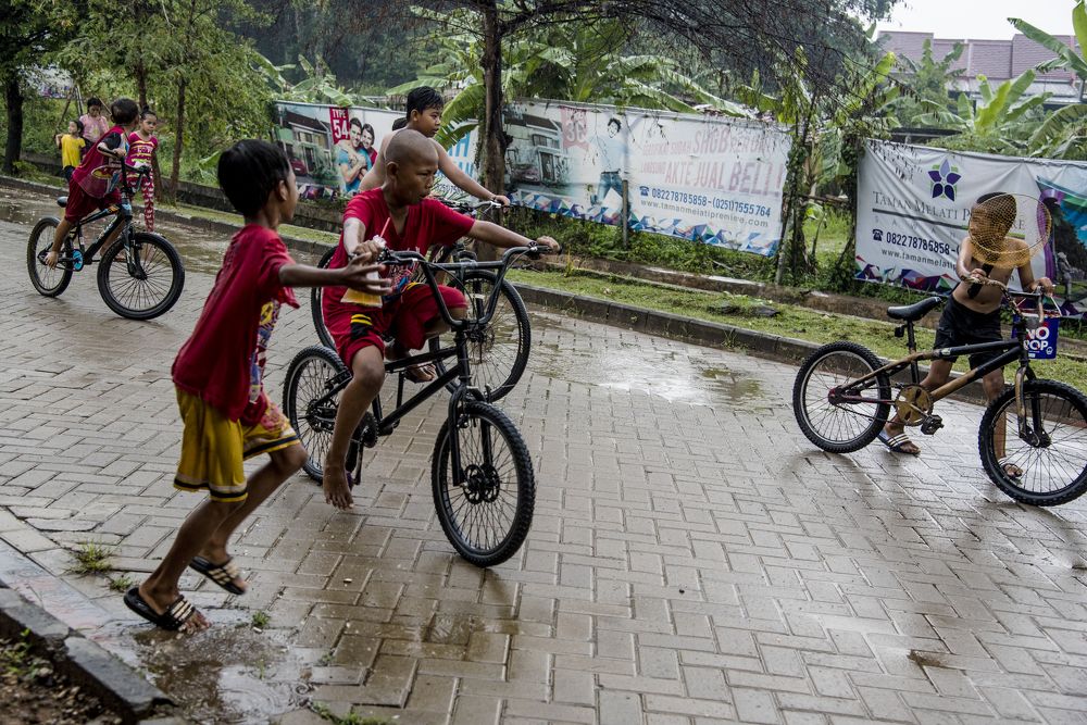 When it rains on the road in the housing complex