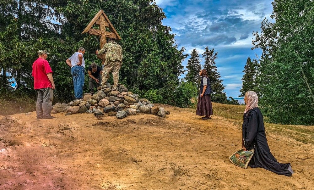 Установка памятного креста на месте кельи преподобного Досифея. остров Верхний (Белов) Талабские острова Псковское озеро