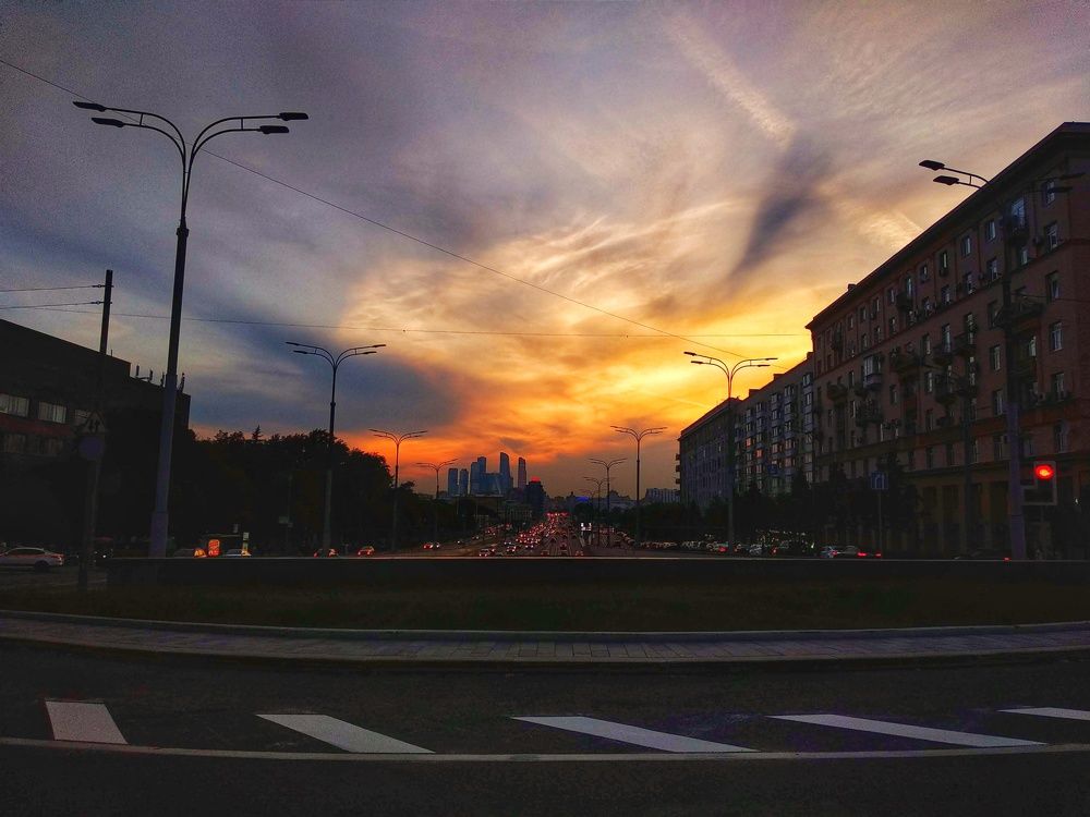 Метро Октябрьская. Закат